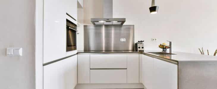 Porady dotyczące czyszczenia i konserwacji posadzki z mikrocementu w kuchni