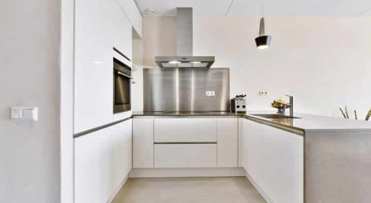 Porady dotyczące czyszczenia i konserwacji posadzki z mikrocementu w kuchni